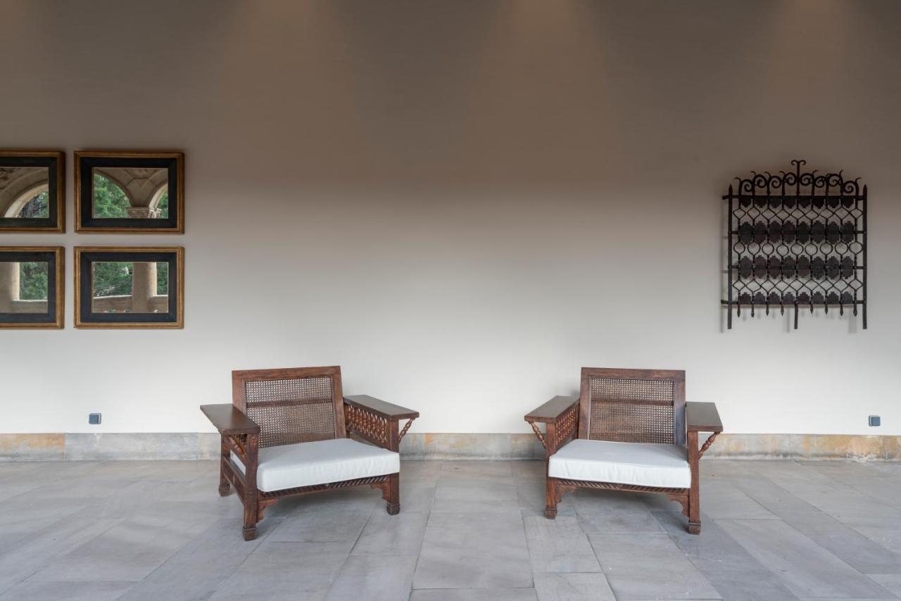莱昂酒店 外观 照片 Two of the 1930s Club chairs