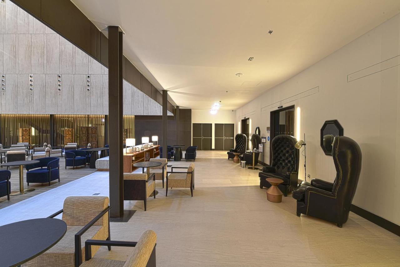 莱昂酒店 外观 照片 The lounge at the airport