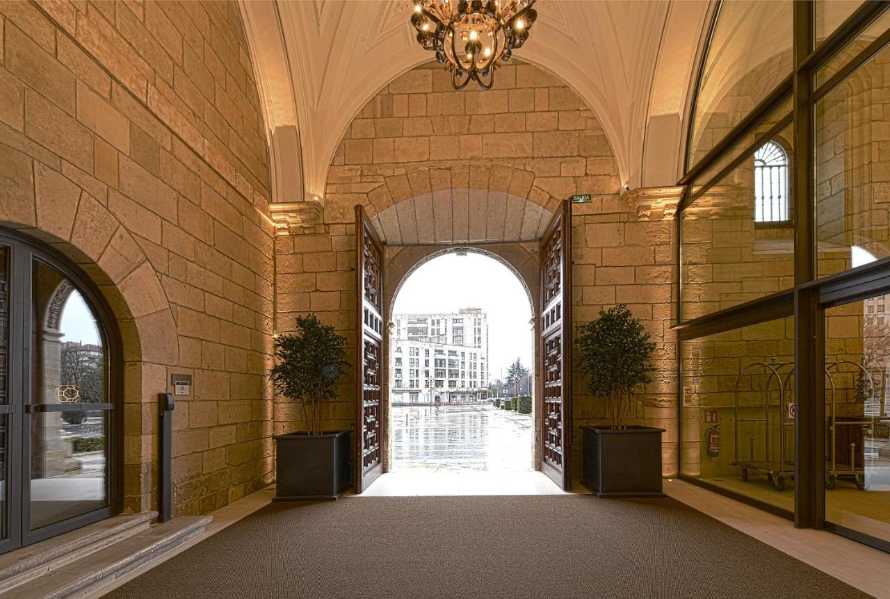 莱昂酒店 外观 照片 Entrance to the hotel