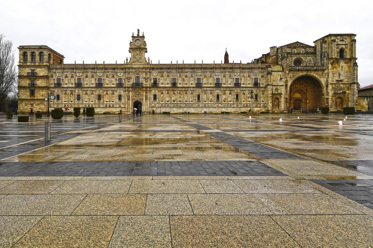 莱昂酒店 外观 照片 The Plaza Mayor