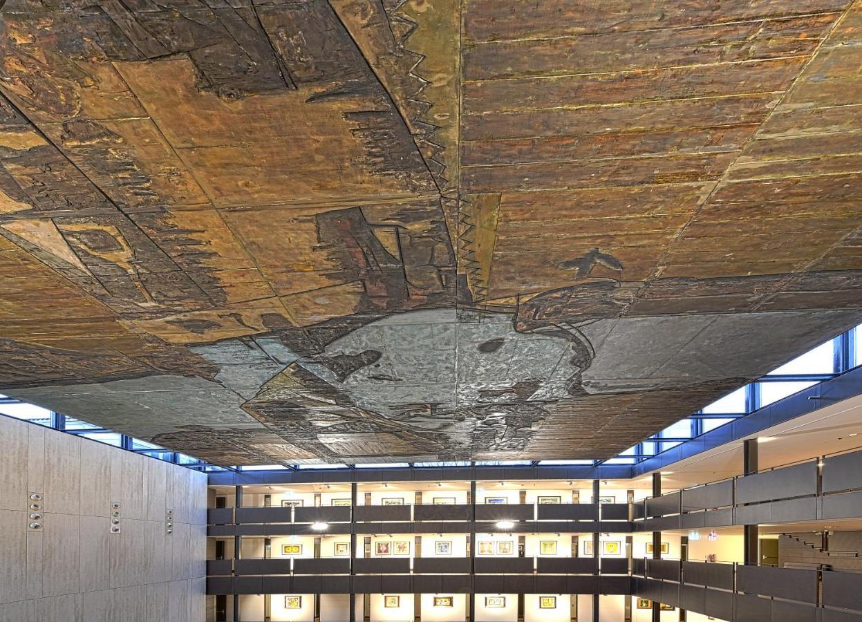 莱昂酒店 外观 照片 The ceiling of the main atrium