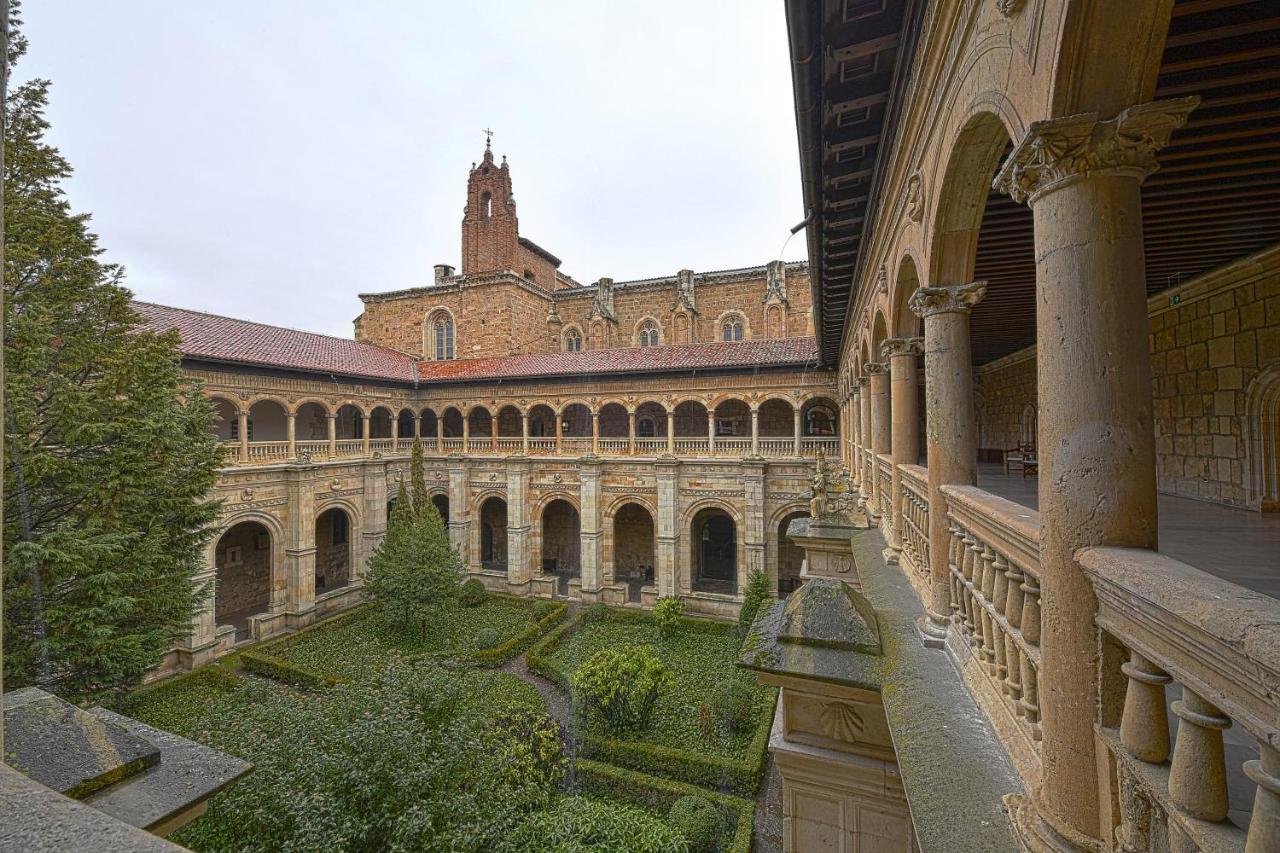 莱昂酒店 外观 照片 Cloister of the University of Salamanca