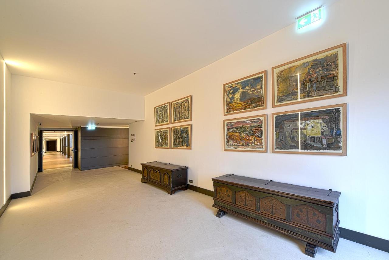 莱昂酒店 外观 照片 Interior of the museum