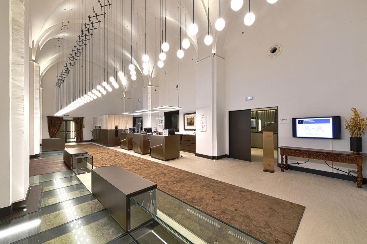 莱昂酒店 外观 照片 The interior of the main building