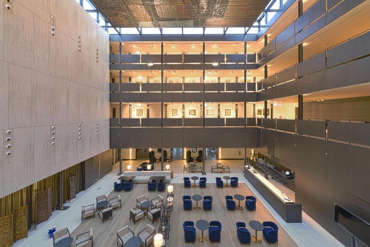 莱昂酒店 外观 照片 The atrium of the new building