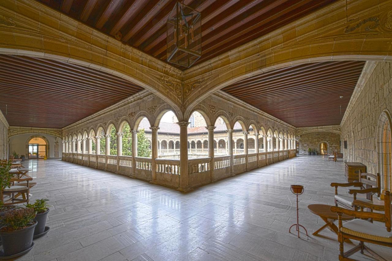莱昂酒店 外观 照片 University of Valencia